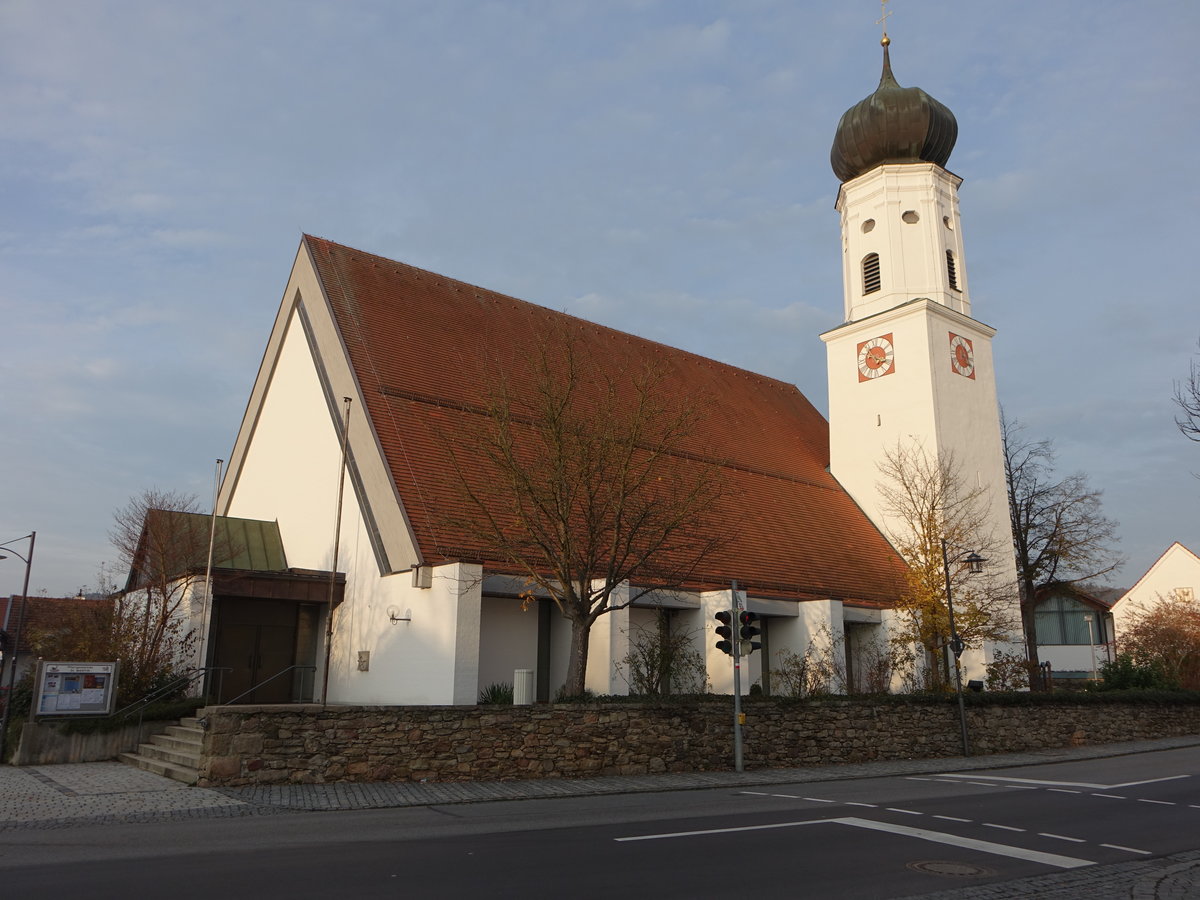 Miltach, kath. Pfarrkirche St. Martin, Turm mit achteckigem Glockengeschoss, erbaut im 18. Jahrhundert, Langhaus modern (04.11.2017)