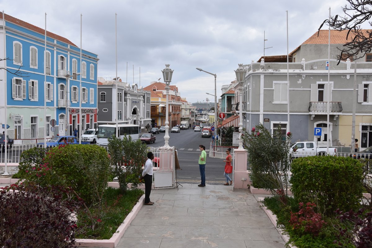 MINDELO (Concelho de So Vicente), 23.03.2016, Blick durch die Rua de Libertad d´Africa