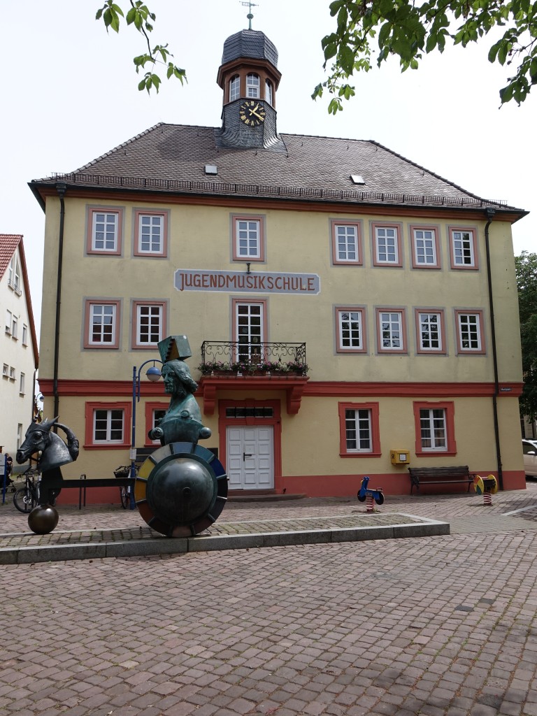 Mingolsheim, Skulptur Der Wagenlenker von Jrgen Goertz am Marktplatz von der Musikschule (31.05.2015)