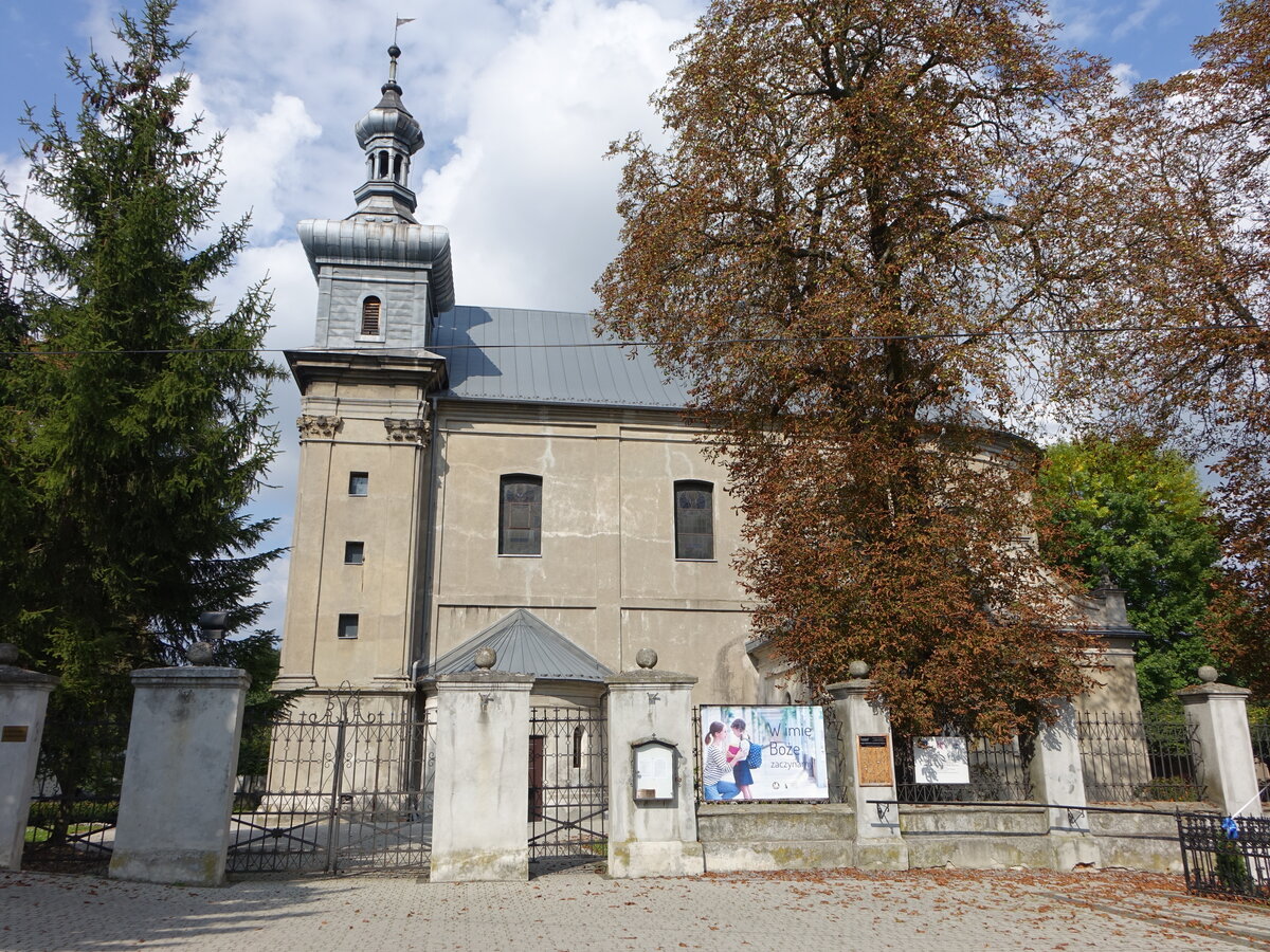 Minoga, Pfarrkirche Maria Geburt Kirche, erbaut von 1733 bis 1736, sptbarocker einschiffiger Kirchenbau (13.09.2021)
