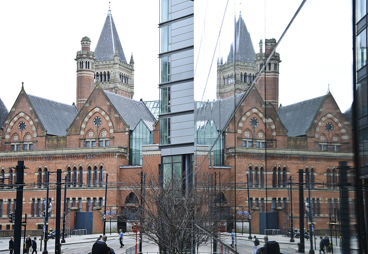 Minshull Street Crown Court und das Spiegelbild af dem Gebude vom Hotel Manchester Picadilly. Aufnahme: 11. Mrz 2018.