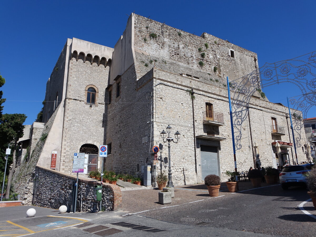 Minturno, Castello Baronale, erbaut im 15. Jahrhundert (21.09.2022)