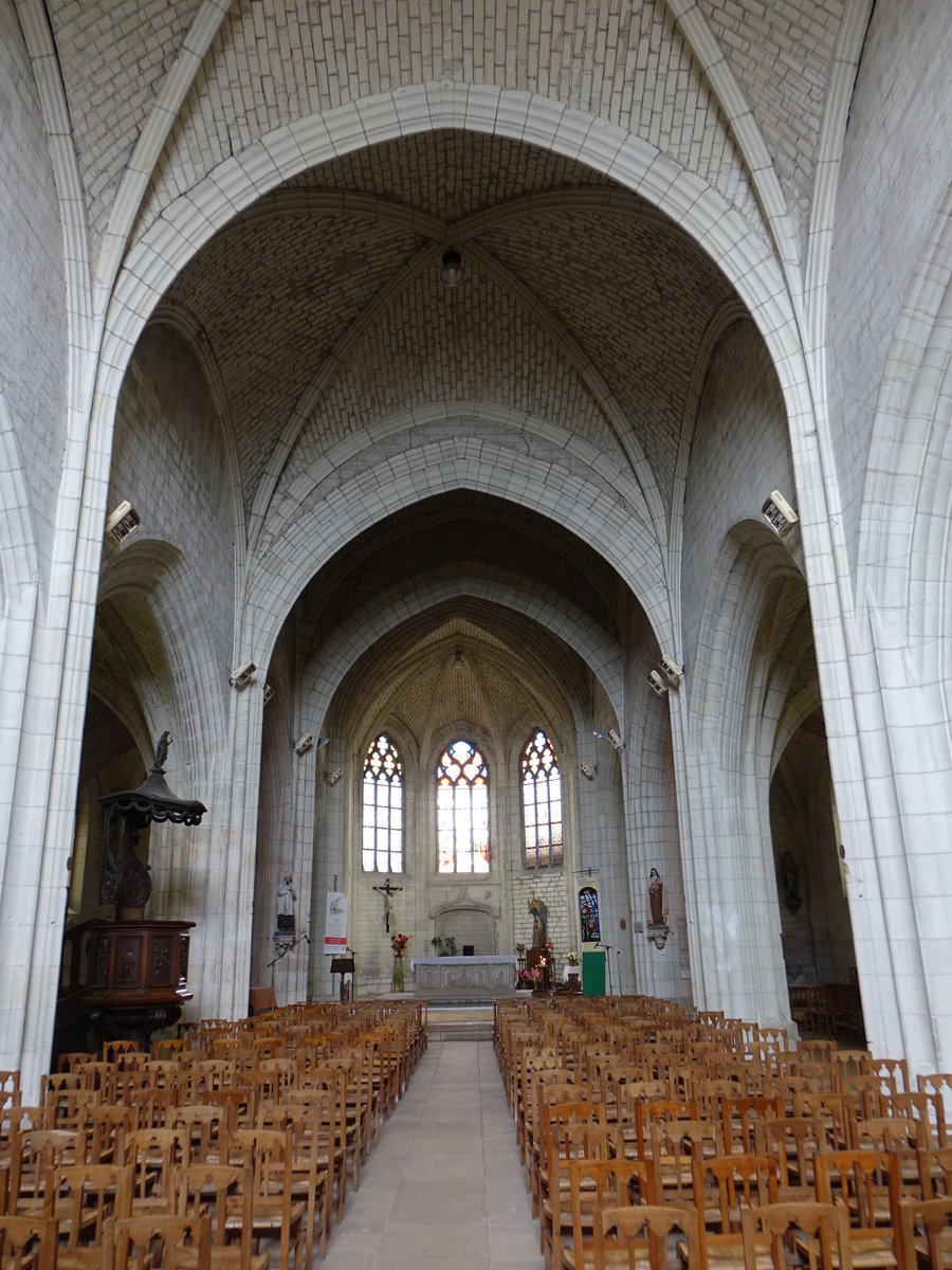 Mirebeau, Innenraum der Kirche Notre Dame, Einrichtung aus dem 15. Jahrhundert (09.07.2017)
