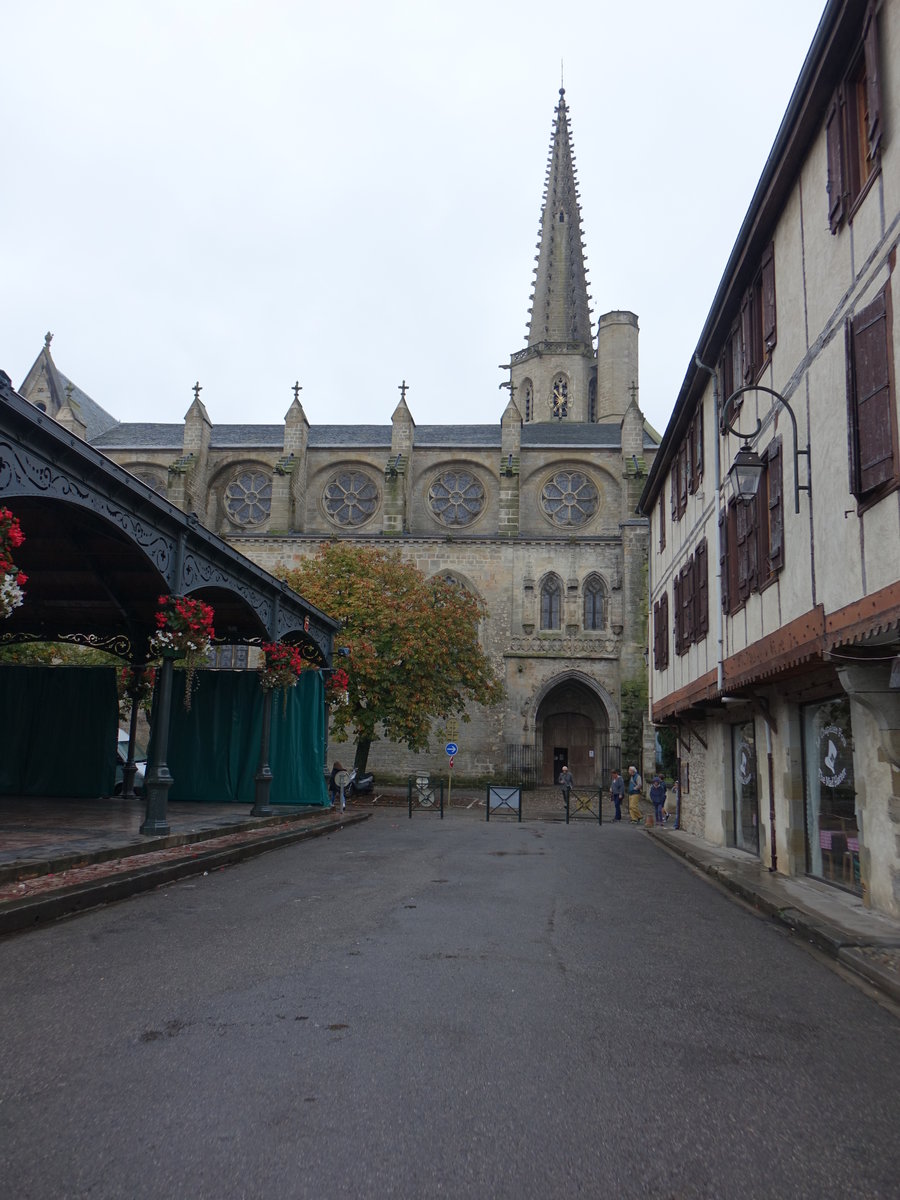 Mirepoix, sptgotische Kathedrale St-Maurice, erbaut ab 1343, Kirchturm von 1506 (30.09.2017)