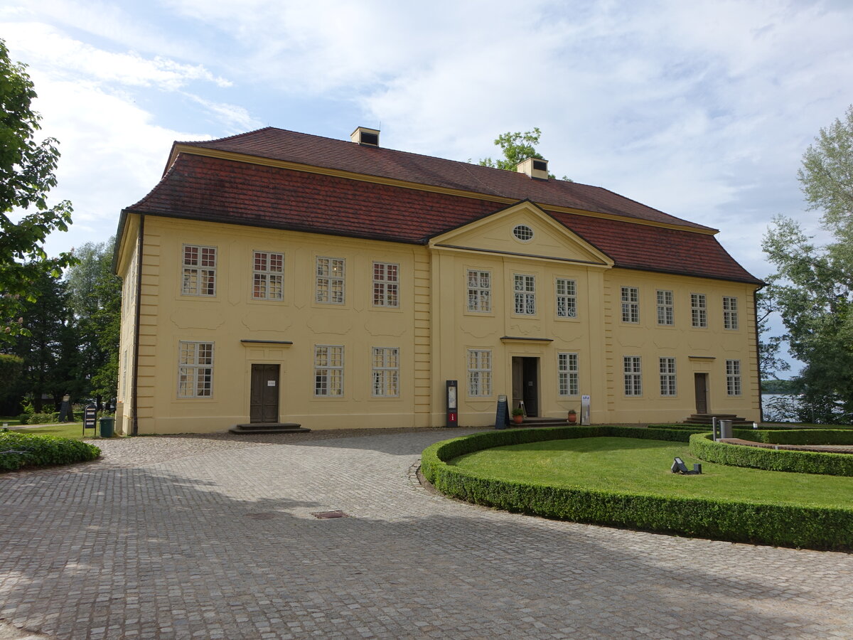 Mirow, sp�tbarockes Kavaliershaus, erbaut von 1756 bis 1760 (29.05.2026)