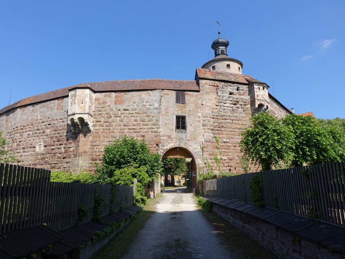 Mischelbach, Rundfestung Schloss Sandsee auf dem 455 m . NHN hohen Weinberg, erbaut 
im 12. Jahrhundert von den Herren von Hirschberg, seit 1941 wird die Burg als Auslagerungsdepot fr das Staatsarchiv Nrnberg genutzt (04.06.2015)
