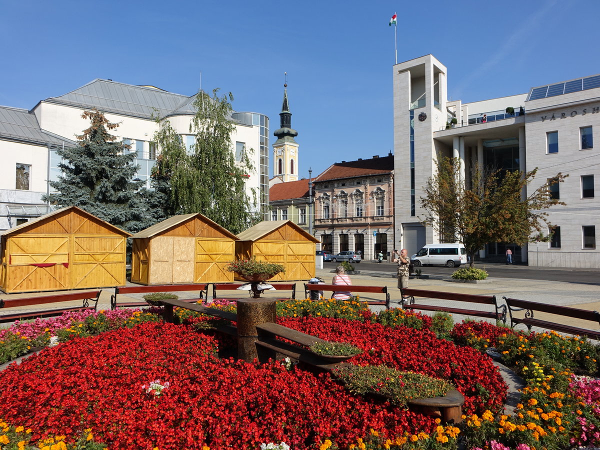 Miscolc, Blumenbeete und Blick auf die Ref. Kirche am St. Istvan Ter (05.09.2018)