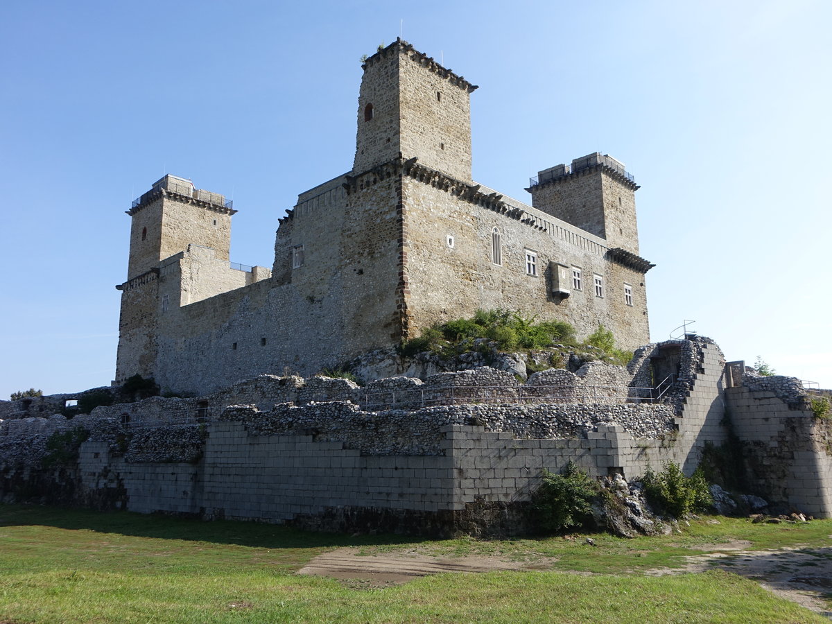 Miskolc, Burgschloss von Diosgyr, erbaut ab 1270, erweitert Mitte des 14. Jahrhundert durch Knig Ludwig der Groe nach italienischen Vorlagen als quadratische Anlage mit 4 Ecktrmen (05.09.2018)