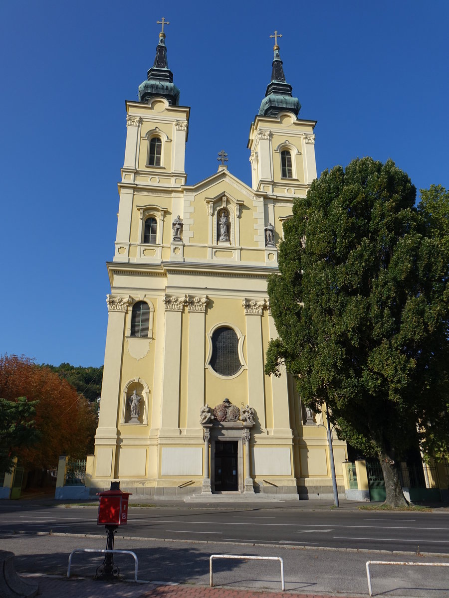 Miskolc, kath. St. Peter und Paul Kirche am Mindszent Ter, erbaut im 18. Jahrhundert (05.09.2018)