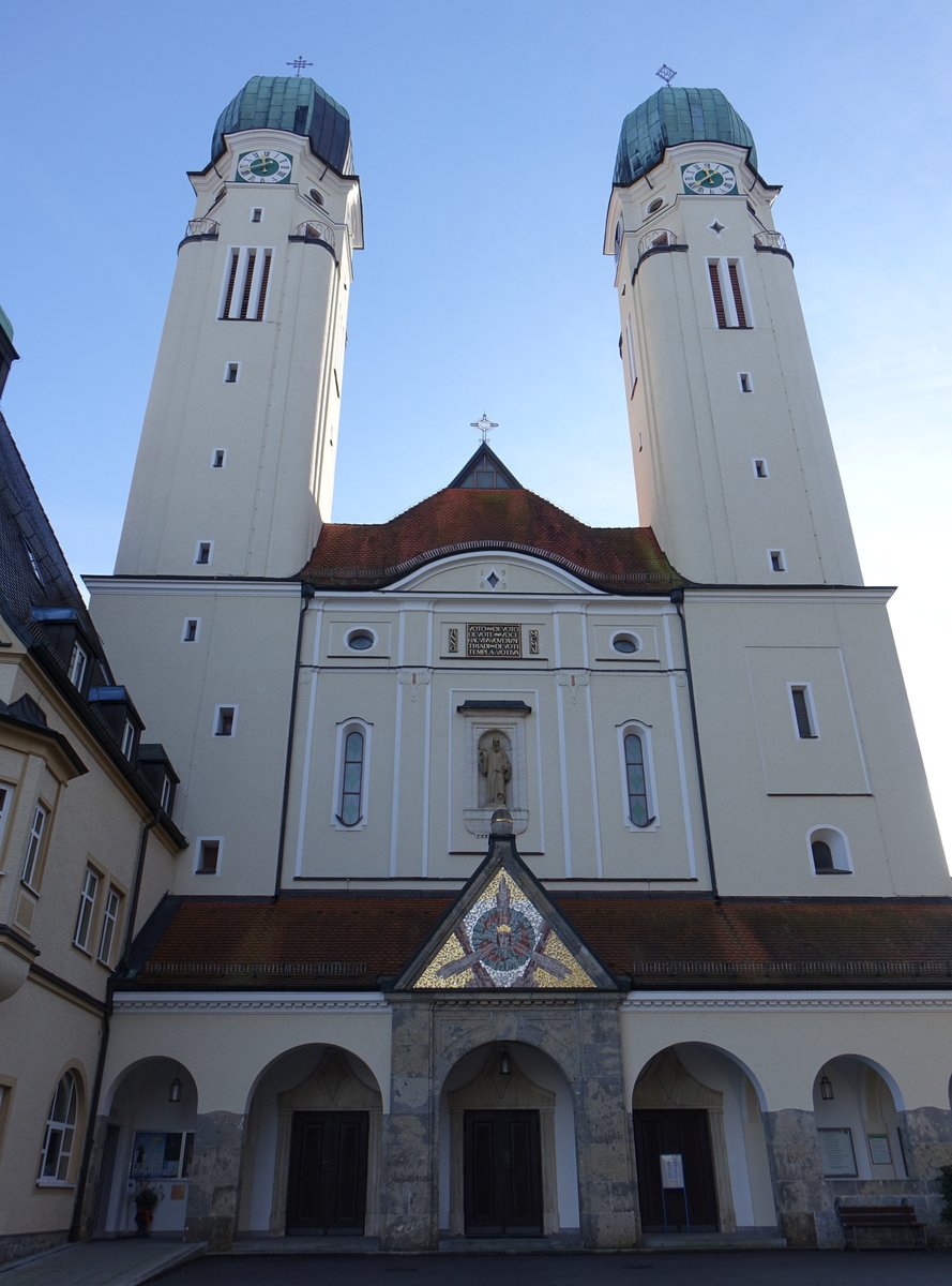 Missionsbenediktinerabtei zur heiligsten Dreifaltigkeit auf dem Schweiklberg, Abteikirche erbaut von 1909 bis 1911 im Jugendstil von Architekt Michael Kurz, Wandpfeilerkirche mit halbrunder Apsis, Querhaus, zwei Fassadentrmen und Vorhalle (20.11.2016)