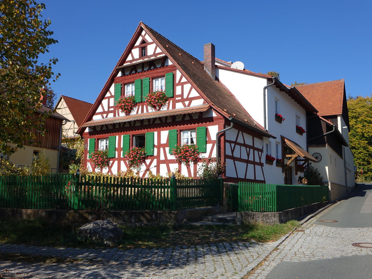 Mistendorf, Fachwerkhaus aus dem 17. Jahrhundert am Lindenplatz (13.10.2018)