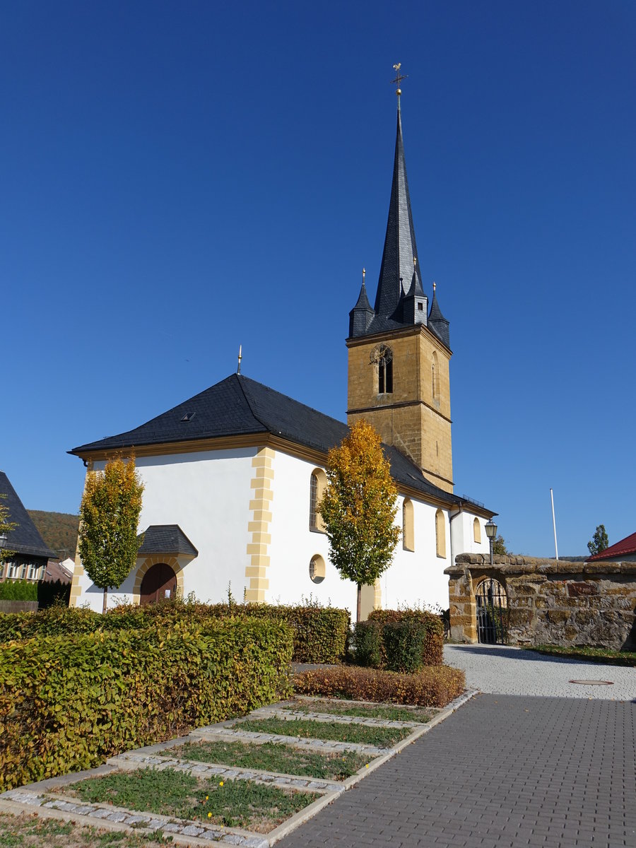 Mistendorf, kath. Pfarrkirche Maria Himmelfahrt, Chorturm erbaut im 15. Jahrhundert, Langhaus mit Walmdach erbaut 1701 (13.10.2018)