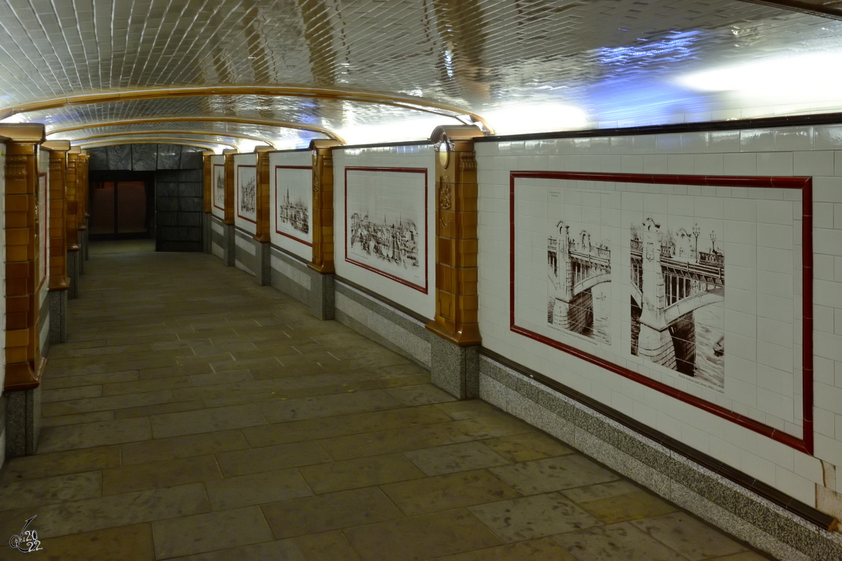 Mit Bildern verzierte Fliesen in einem Durchgang. (London, September 2013)
