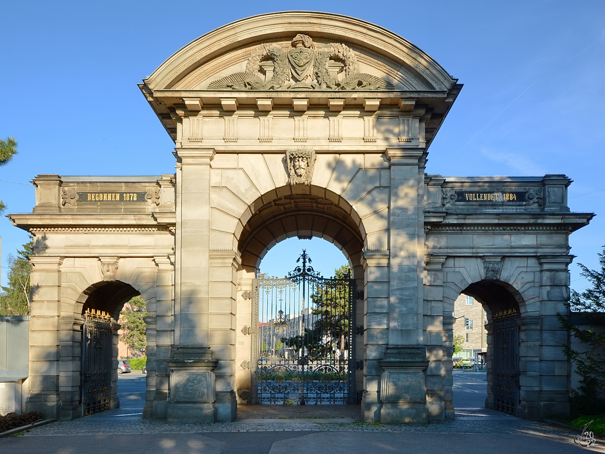 Mit dem Bau des neobarocken Eingangsportales zum Westfriedhof in Nrnberg wurde 1878 begonnen. (Juni 2019)