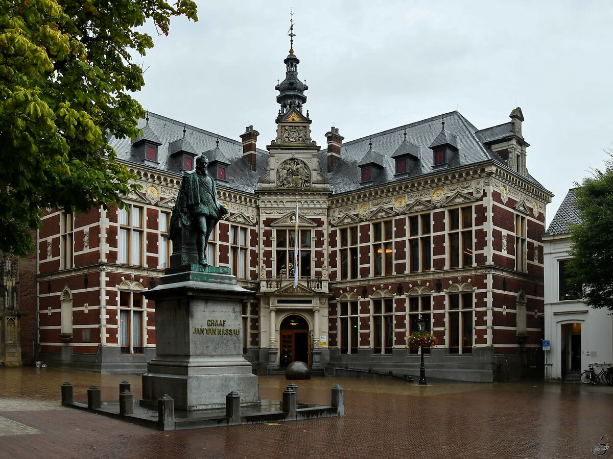 Mit dem Bau des im Stil der Neorenaissance gestalteten Akademiegeb�udes der Universit�t Utrecht wurde 1891 begonnen. Davor befindet sich das Denkmal von Johann VI. von Nassau-Dillenburg (1536-1606), welcher als einer der wichtigsten Wegbereiter und Mitbegr�nder der modernen Niederlande gilt. (Utrecht, September 2026)