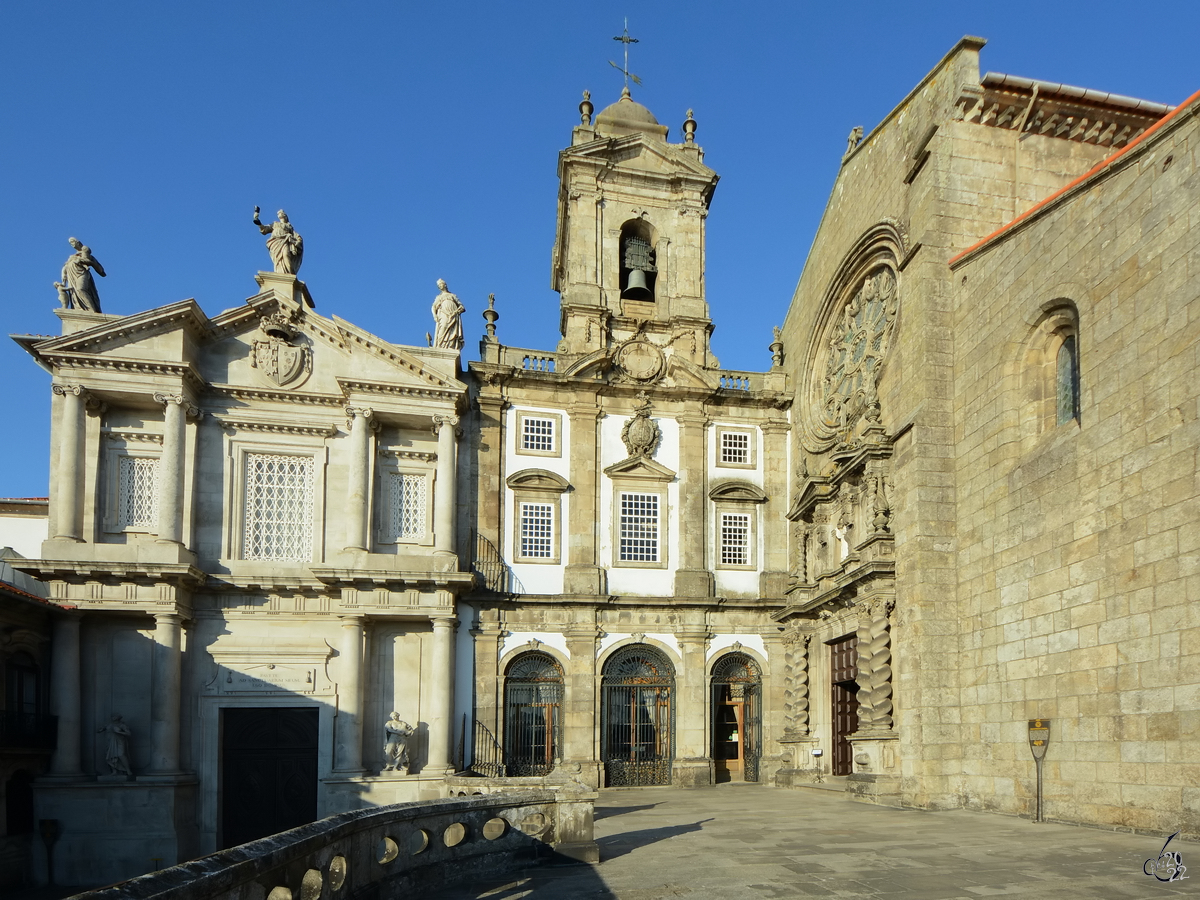 Mit dem Bau der Kirche des heiligen Franziskus (Igreja de São Francisco) wurde 1383 begonnen. Der vorwiegend im gotischen Baustil errichtete Bau wurde 1425 vollendet. Die Kirche wurde im 17. und 18. Jahrhundert weitgehend im barocken Stil umgestaltet.  (Januar 2017)