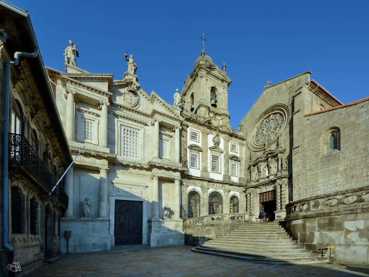 Mit dem Bau der Kirche des heiligen Franziskus (Igreja de So Francisco) wurde 1383 begonnen. Der vorwiegend im gotischen Baustil errichtete Bau wurde 1425 vollendet. Die Kirche wurde im 17. und 18. Jahrhundert weitgehend im barocken Stil umgestaltet. (Januar 2017)