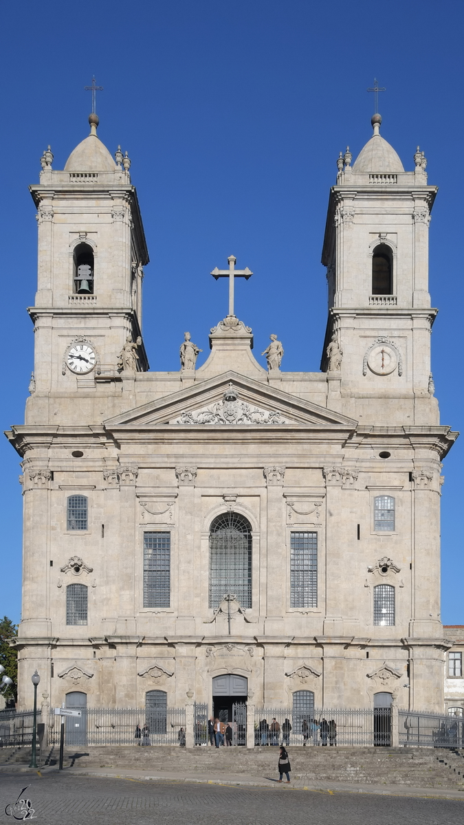 Mit dem Bau der Kirche der Madonna von Lapa (Igreja de Nossa Senhora da Lapa) wurde Mitte des 18. Jahrhunderts begonnen. Auch wegen der franzsischen Invasionen in den Folgejahren wurde das Bauwerk erst nach mehr als hundert Jahren fertiggestellt. (Porto, Januar 2017)