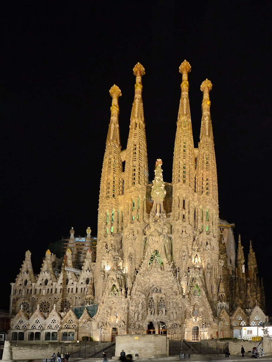 Mit dem Bau der Sagrada Famlia wurde 1882 begonnen. Zum 100. Todestag Antoni Gaud im Jahre 2026 sollte die im Stil der Modernisme gestaltete Kirche fertiggestellt werden, was nach aktuellem Stand als nicht realistisch angesehen wird. (Barcelona, Februar 2012)