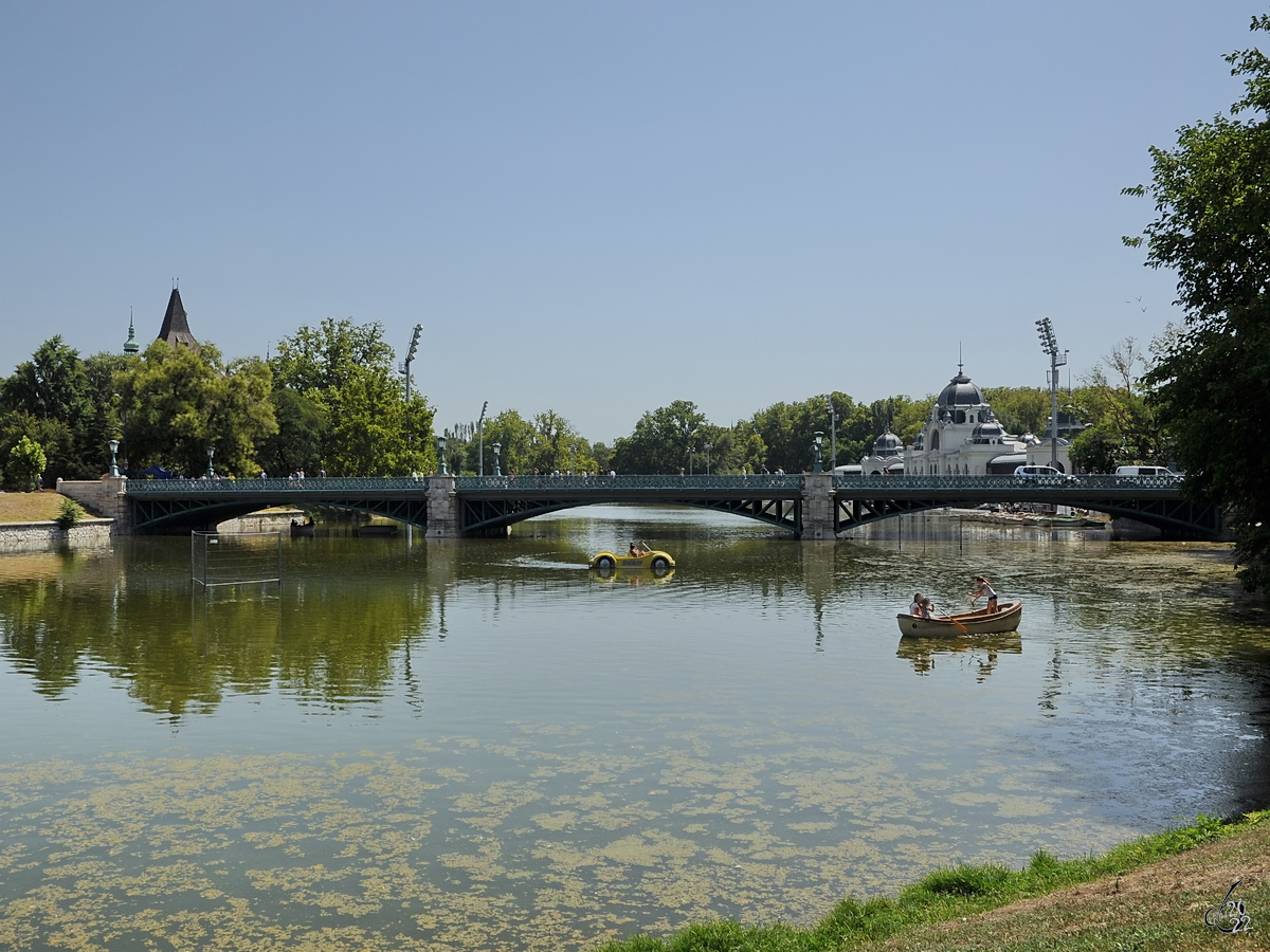 Mit dem Bau der Zielinski-Brcke (Zielinski hd) wurde 1894 begonnen. Sie berspannt den den Stadtwldchen-See und diente als  Tor zur Millenniumsausstellung  im Jahr 1896. (Budapest, August 2017)