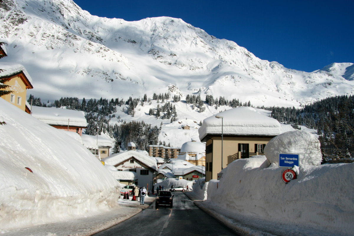 Mit dem Foto vom Ortseingang von San Bernardino mchte ich eine kleine Fotoserie starten, die das Schneechaos in Sdbnden zeigt. 2-3m hoch liegt der Schnee mitten in San Bernardino. Es ist unglaublich, mit welcher Selbstverstndlichkeit die Leute damit umgehen. Die Straen sind berumt, die Postautos fahren fahrplanmig, Caf-Terrassen sind schneefrei und es gibt gengend Parkpltze in der Stadt. Der berumte Schnee liegt auf 4-5m hohen Schneehaufen, was ein riesen Spa fr die Kinder ist. Bei Sonnenscheinsieht es sehr romantisch aus. Ich erlebte die Situation hier oben auch bei Schneefall und Sturm. Das perfekte whiteout. Sehr ungemdlich! San Bernardino, 09.02.2014