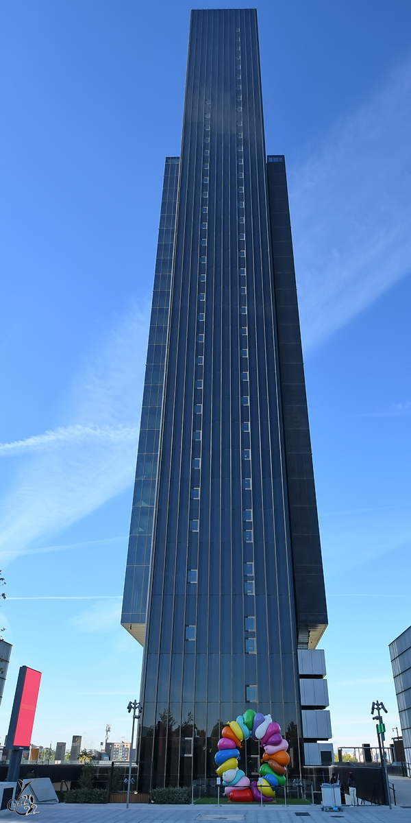 Mit einer Hhe von 181 Metern ist der Torre Caleido der fnfthchste Wolkenkratzer in Madrid. (November 2022)