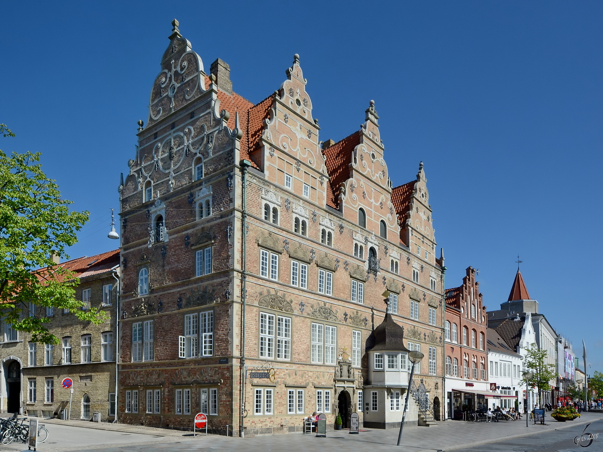 Mit seinen fünf Stockwerken ist Jens Bangs Haus das größte Renaissance-Bürgerhaus Skandinaviens, in welchem unter anderem das Apothekenmuseum untergebracht ist. (Aalborg, Juni 2018)