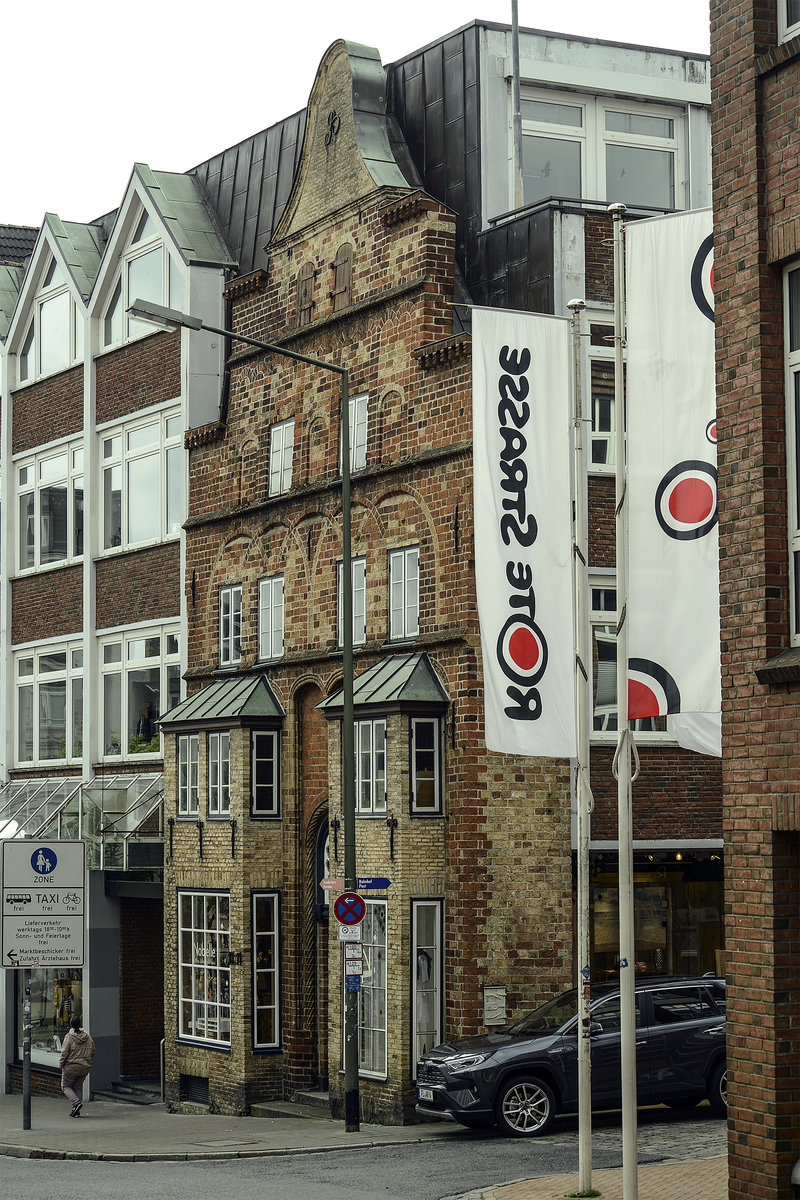 Mittelalterliche Fassade an der Ecke Rote Strae/Friesische Strae in Flensburg. Im Gebude war frher das Hotel Stadt Hamburg, in dem der dnische Schriftsteller Hans Christian Andersen bernachtete. Hinter der Fassade hat man ein modernes Gebude aufgefhrt. 
Aufnahme: 1. Juni 2019.