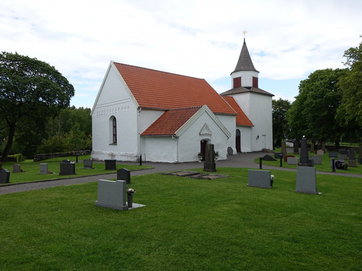 Mittelalterliche Kirche von Torpa, erbaut im 14. Jahrhundert mit Ostturm (20.06.2015)