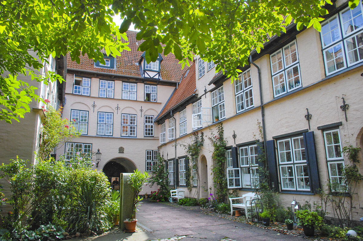 Mitten auf der Lbecker Altstadtinsel liegt der Fchtingshof in der Glockengieerstrae in unmittelbarer Nhe der Katharinenkirche.
Diente er frher als Wohnanlage fr Kaufmanns- und Schifferwitwen, wurde der Hof in den 70er Jahren umgebaut und seitdem als gefrderter sozialer Wohnungsbau betrieben. Aufnahme: 21. August 2021.