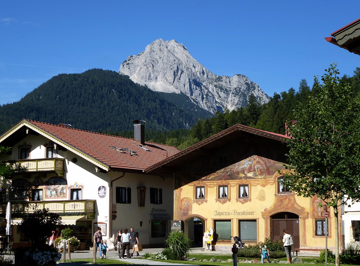 Mittenwald, Blick vom Ort zu den Wettersteinspitzen, Aug.2014