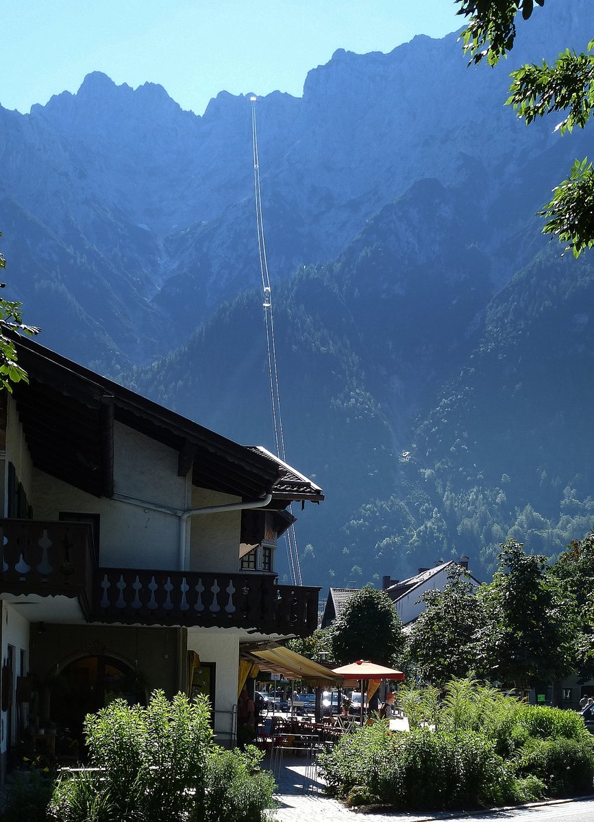 Mittenwald, Blick zur Karwendelbahn, Deutschlands zweithchste Bergbahn, wurde 1967 erffnet, Aug.2014
