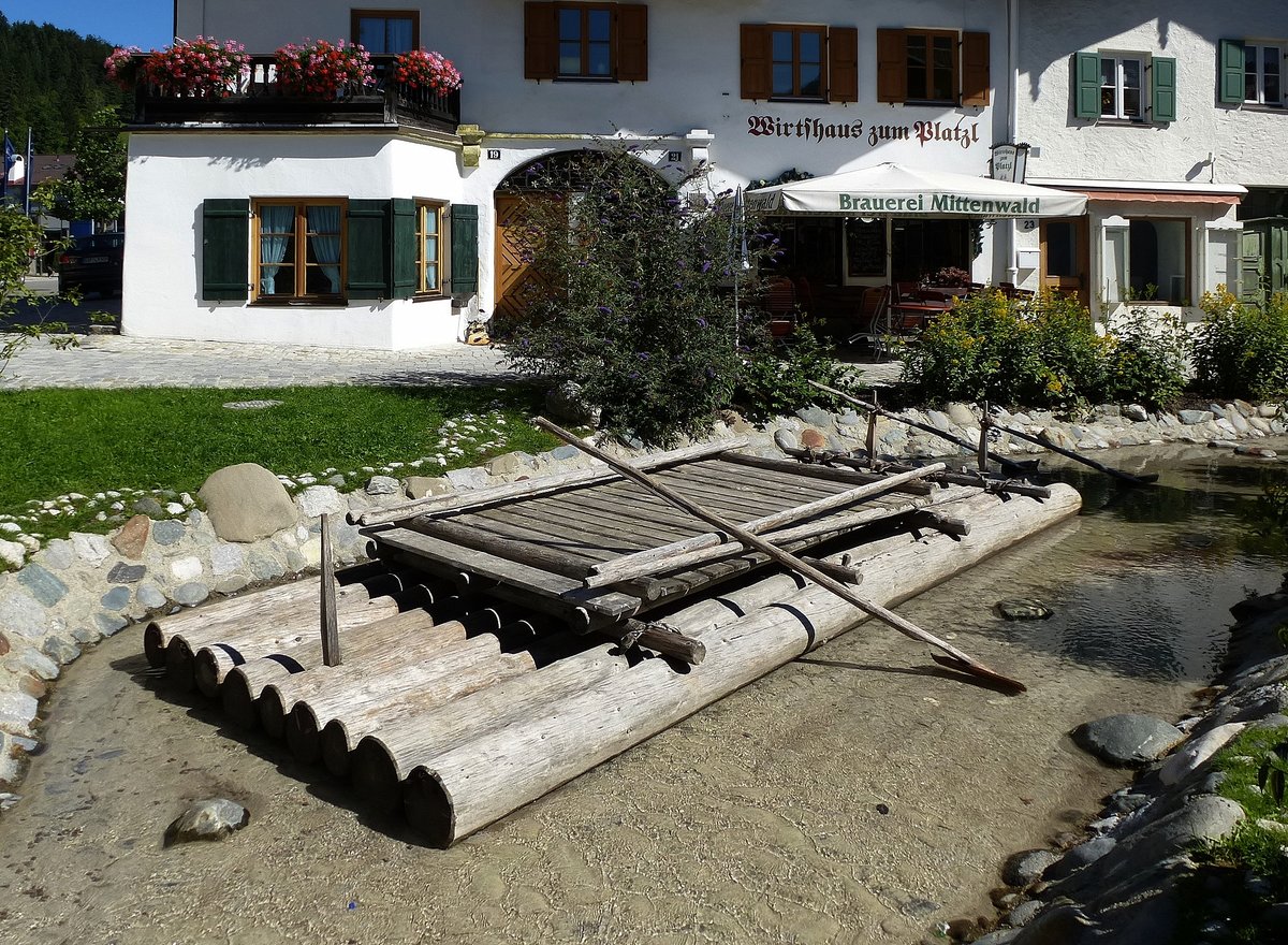 Mittenwald, das Flo steht seit 2012 am Fritz-Prl-Platz, dieses Denkmal erinnert an die lange Tradition des hier ansssigen Flerhandwerks, Aug.2014