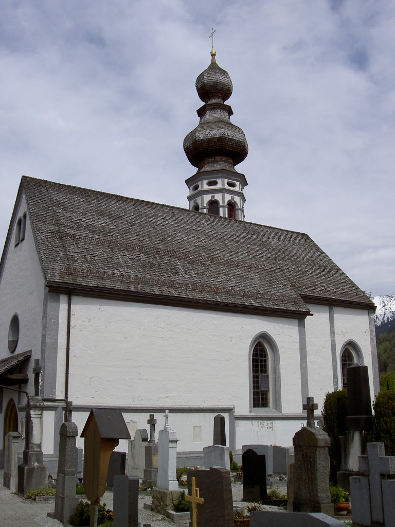 Mittenwald, Friedhofskirche St. Nikolaus, Gotischer Saalbau mit eingezogenem
Polygonalchor und Zwiebelnordturm (29.04.2012)
