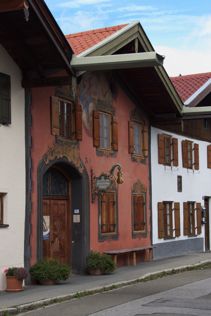 Mittenwald - Geigenbau- und Heimatmuseum. In diesem Haus wohnten im 17. Jahrhundert die Geigenbauer. Grundlage waren die Kunsthandwerker Matthias Klotz (Vater, seit 1685) und Sohn Sebastian (um 1754). Dazu werden Geigen des Tirolers Jacob Stainer gezeigt. Auch Zupfinstrumente und Bgen werden ausgestellt.
07.10.2013