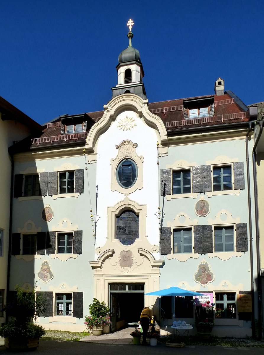 Mittenwald, das Pilgerhaus am Obermarkt mit neubarockem Stuckdekor, Aug.2014