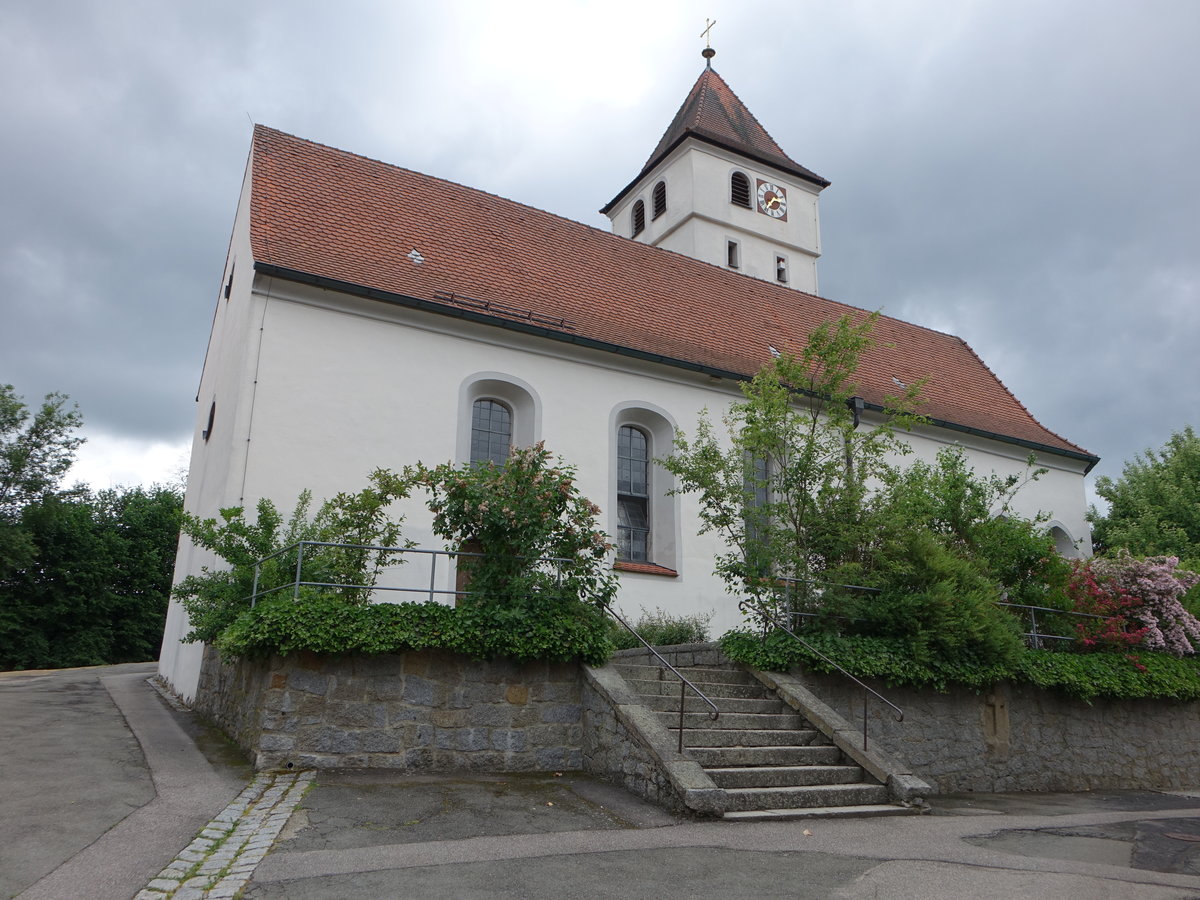 Mitterauerbach, kath. Pfarrkirche zu unseren lieben Frau, Saalkirche mit flachgedecktem Langhaus, nrdlicher Chorflankenturm, Chor und Kirchturm erbaut um 1400, Langhaus von 1778 (04.06.2017)