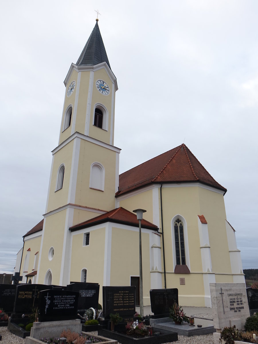 Mitterskirchen, kath. Pfarrkirche St. Johann Baptist, einschiffiger sptgotischer Bau mit leicht eingezogenem Chor und sdseitigem Turm, erbaut um 1517, Ausbauten 1819 und 1890, 1910 nach Westen verlngert (25.12.2016)