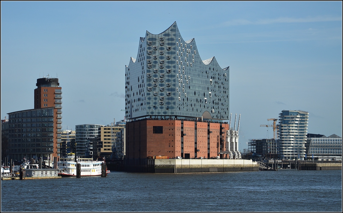 Mittlerweile schon fast ein Klassiker, da darf auch meine Version nicht fehlen. Elbphilharmonie ber die Elbe betrachtet. Hamburg, Mrz 2017.