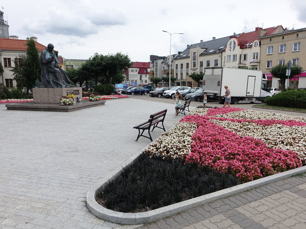 Mlawa / Mielau, Denkmal fr Pabst Johannes Paul II. am Stary Rynek Platz (05.08.2021)