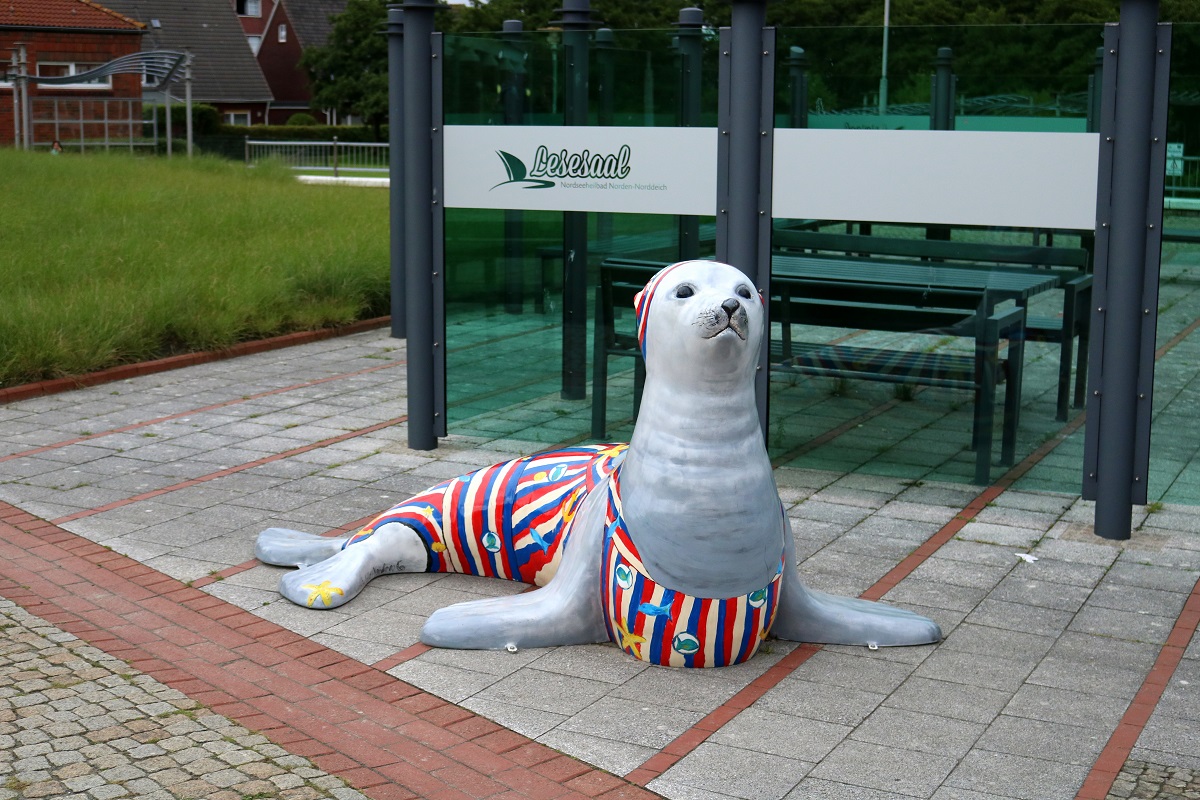 Modell eines Seelwen beim Lesesaal in Norddeich. [24.7.2017 - 18:56 Uhr]