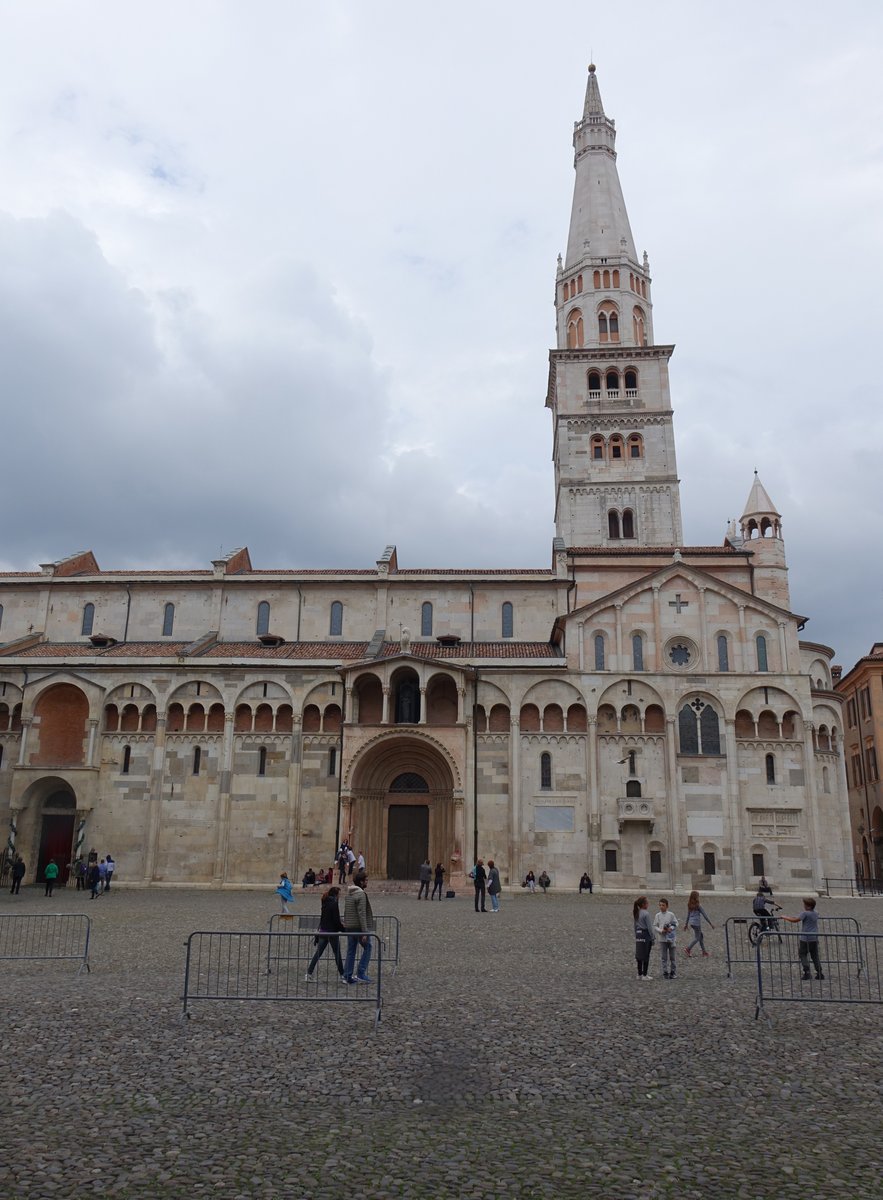 Modena, Piazza Grande mit Dom San Geminiano, erbaut ab 1099 durch Baumeister 
Lanfrenco, Kirchturm Torre Ghirlandina (09.10.2016)