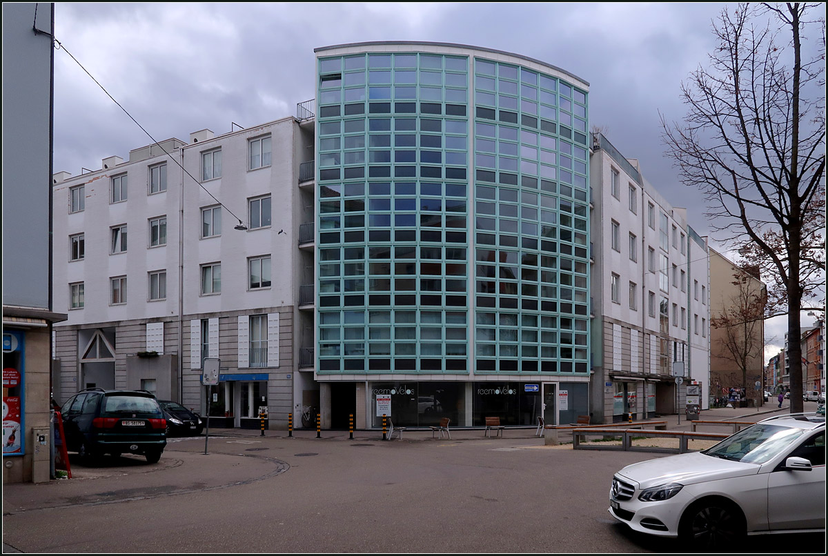 Moderne Architektur in Basel -

1981 entstand die Wohnanlage Hammerstrae auf dem Gelnde einer ehemaligen Mlleimer-Fabrik. An der Ecke Hammerstrae/Blsiring markiert ein abgerundeter markanter Bauteil die Eckesituation. Die Farben verweisen auf die Entstehungszeit. Architekten waren Diener & Diener aus Basel.

07.03.2019 (M)