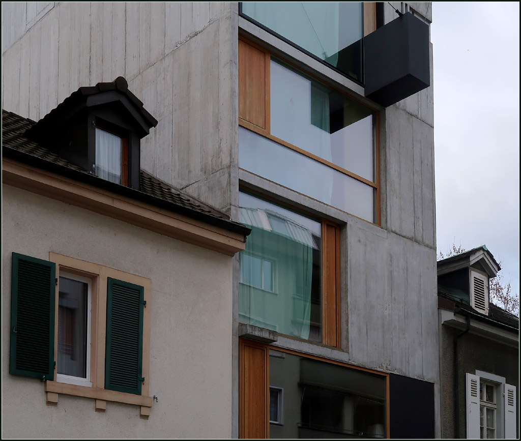 Moderne Architektur in Basel -

hnlich schmal wie die beiden alten Nachbarhuser, aber deutlich hher, aus gnzlich anderem Material und in einer anderen Sprache steht das Wohnhaus Blsiring zwischen seinen Nachbarn.

07.03.2019 (M)