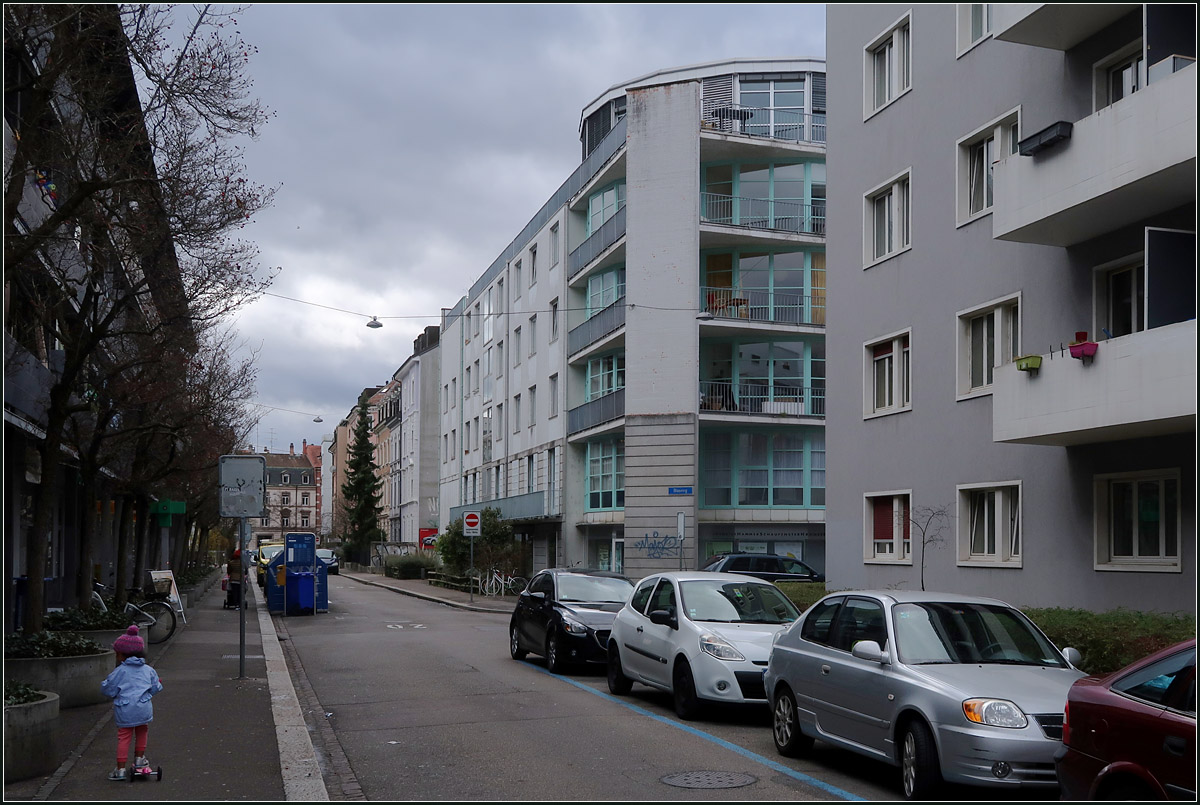 Moderne Architektur in Basel -

An der Einmndung des Blsirings in die Efringerstrasse wurde ebenfalls die Ecksituation baulich hervorgehoben. Wohnanlage Hammerstrasse von Diener und Diener die auch  fr den groen Wohn- und Geschftshauskomplex 'Riehenring' verantwortlich sind, der links hinter den Bumen erkennbar ist.

07.03.2019 (M)