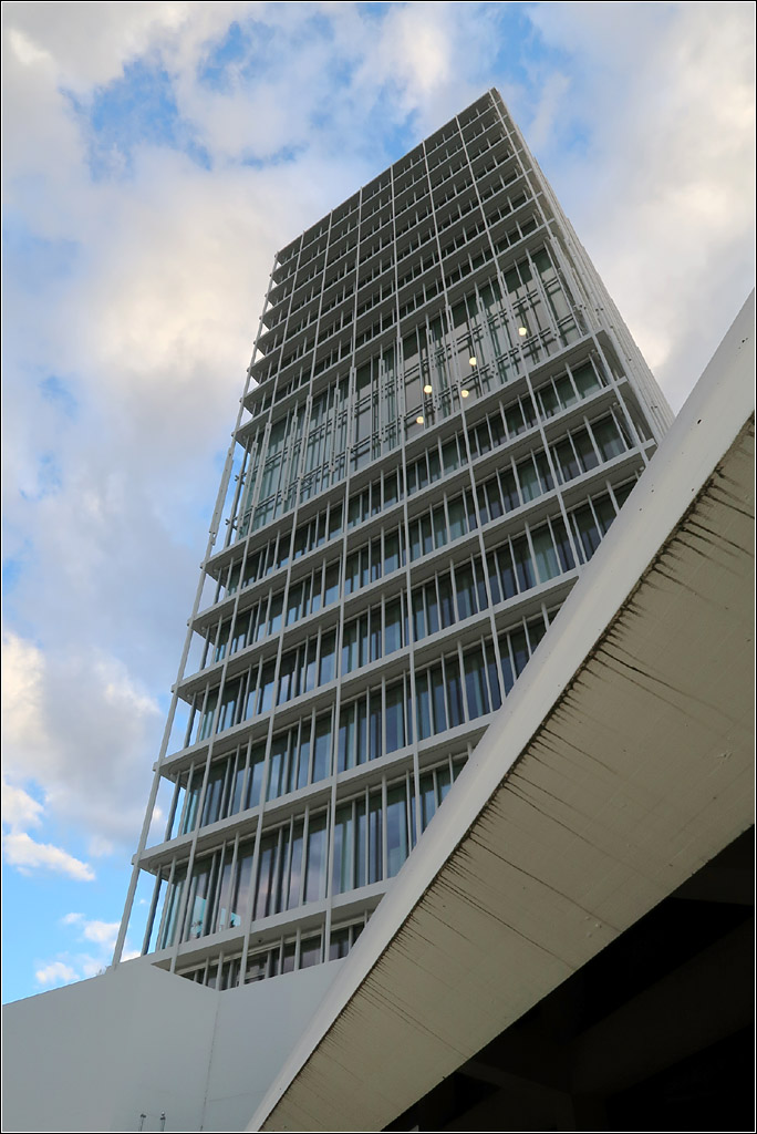 Moderne Architektur in Basel -

Asklepios 8 von Herzog & de Meuron im Novartis Campus. 

07.03.2019 (M)