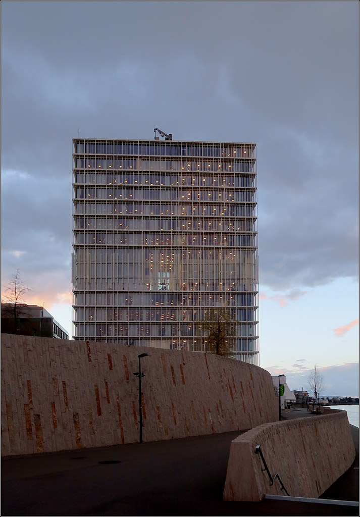 Moderne Architektur in Basel -

Asklepios 8 von Herzog & de Meuron im Novartis Campus. 

07.03.2019 (M)