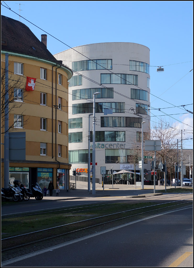 Moderne Architektur in Basel - 

Blick von der Voltastrae unter der der St. Johanns-Tunnel verluft  auf das von 2008-2010 realisierte Voltacenter von Buchner Brndler Architekten. Unter dem Wohn- und Geschftsgebude verluft der Tunnelabzweig zur Luzernerstrasse.

08..03.2019 (M)