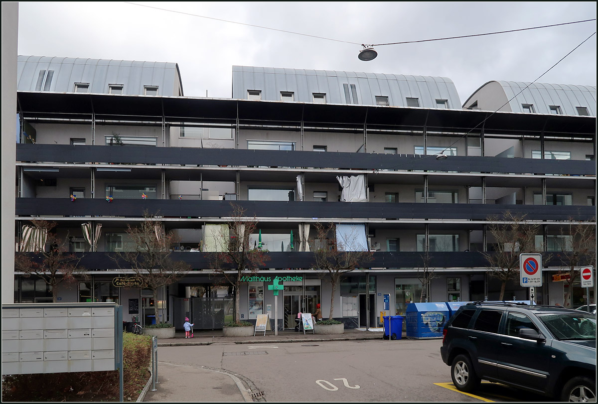 Moderne Architektur in Basel -

Blick auf einen Bauteil des Wohn- und Geschftshauskomplexes 'Riehenring' der Architekten Diener & Diener, Fertigstellung 1985. Das Bild zeigt einen Bauteil, der sich entlang der Efringerstrasse zieht und zeigt nur eine Variation dieses Komplexes, der entlang der drei umschlieenden Straen sehr unterschiedlich gestaltet wurde.

07.03.2019 (M)