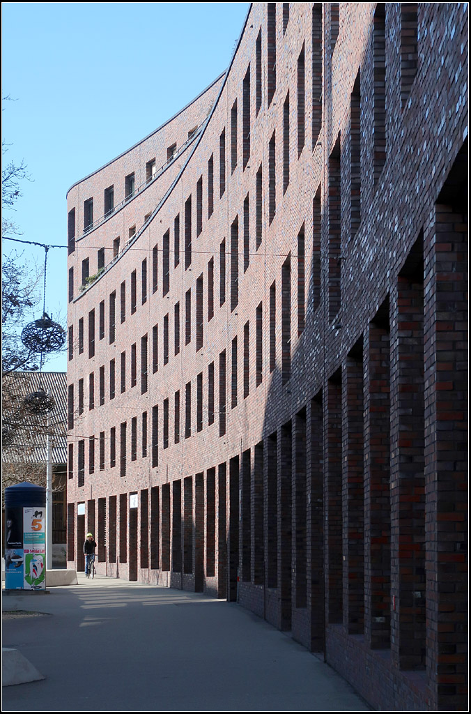 Moderne Architektur in Basel -

Blick auf die geschwungene Fassade entlang der Voltastrasse der berbauung Volta West. Degelo Architekten in Zusammenarbeit mit Itten-Brechbhl, 2010.

08.03.2019 (M)